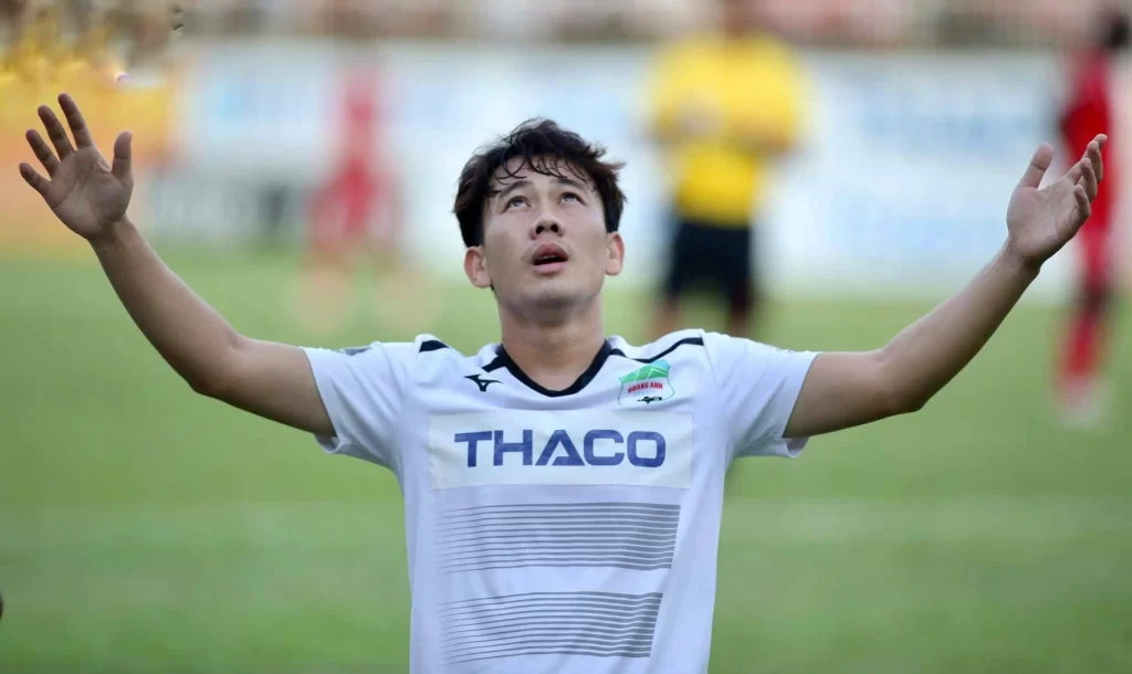 Minh Vương tên đầy đủ là Trần Minh Vương, sinh năm 1995, hiện thi đấu tại CLB Hoàng Anh Gia Lai