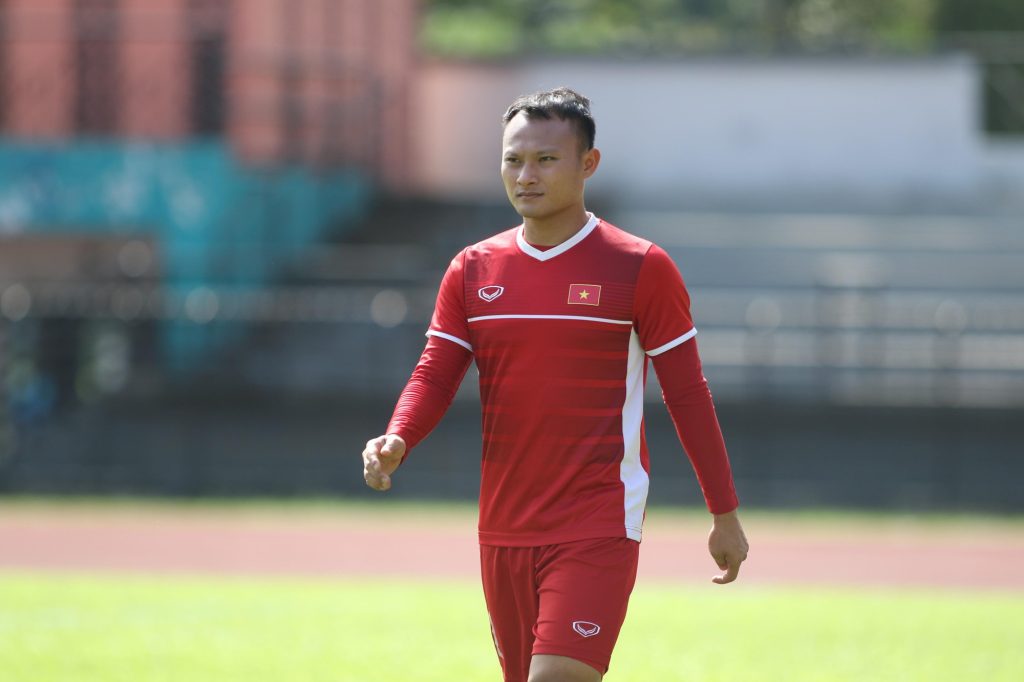 Năm 18 tuổi, cầu thủ Trọng Hoàng bắt đầu thi đấu tại V.League trong màu áo của CLB Sông Lam Nghệ An